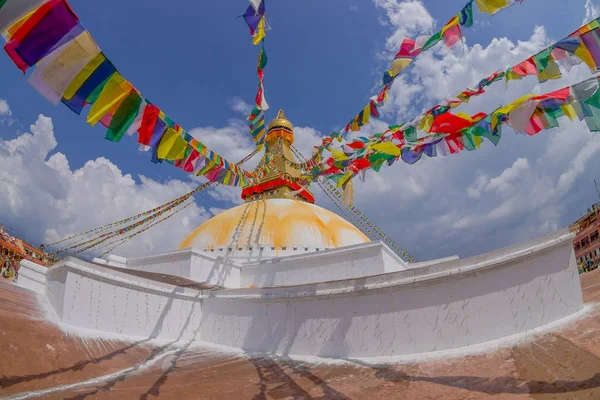 KATHMANDU, NEPAL OUTUBRO 15, 2017: Monumento patrimonial da Unesco Boudhanath stupa e suas bandeiras coloridas à luz do dia com céu de bue, após a restauração completa após 2015 danos ao terremoto. Katmandu, Nepal — Fotografia de Stock