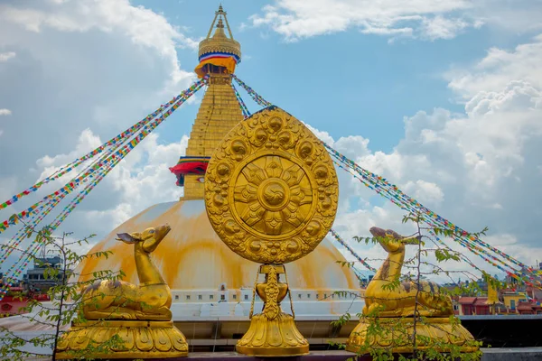 Káthmándú, Nepál 15 října 2017: Zblízka zlatých jelenů struktury s budovou Boudhanath Stupa v přírodě, u některých objektů v horizont v Káthmándú, Nepál — Stock fotografie