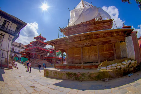 KATHMANDU, NEPAL OCTOBER 15, 2017: Unidentified people walking in the streets of the town with some buildings in reconstruction after the earthquake in 2015 of Durbar square in Kathmandu, capital of — Stock Photo, Image