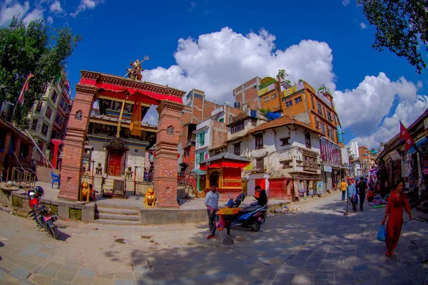 加德满都, 尼泊尔 2017年10月15日: 不明身份的人走在镇的街道与一些建筑在重建在2015年地震以后在加德满都的杜巴广场, 首都 — 图库照片