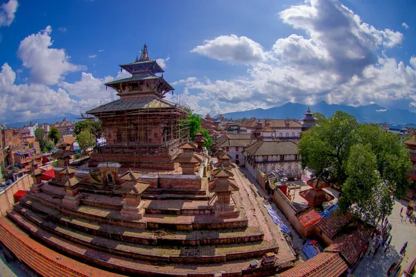 KATHMANDU, NEPAL OCTUBRE 15, 2017: Vista aérea de la Plaza Durbar cerca de los antiguos templos indios en Katmandú, efecto ojo de pez — Foto de Stock