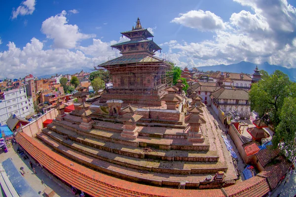 КАТХМАНДУ, 15 ОКТЯБРЯ 2017 г.: Воздушный вид на площадь Дурбар рядом со старыми индийскими соблазнами в Катманду, эффект рыбных глаз — стоковое фото