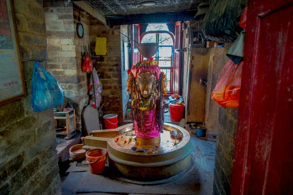 KATHMANDU, NEPAL OCTUBRE 15, 2017: Vista interior de una estatua de oro dentro de un edificio con algunas oblaciones en Katmandú en Nepal — Foto de Stock