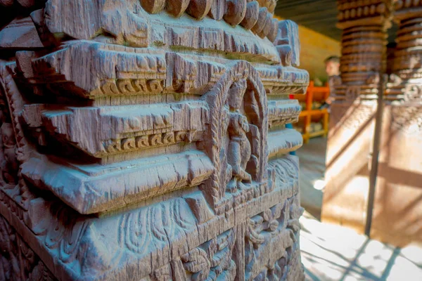 KATHMANDU, NEPAL 15 OCTOBRE 2017 : Gros plan sur les détails sculptés dans les colliers, Shiva sur l'ancien Palais Royal à Katmandou, Place Durbar au Népal — Photo