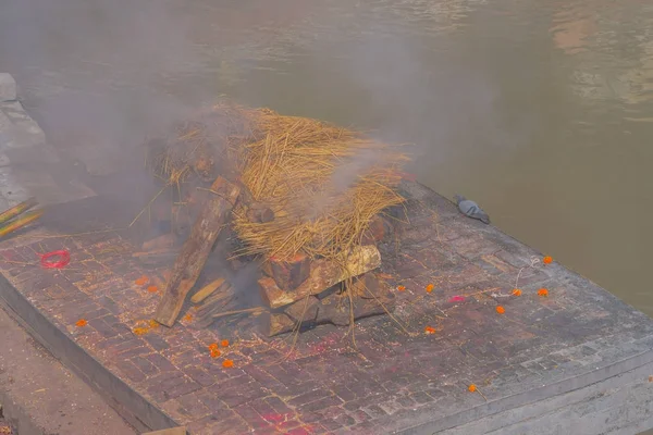 KATHMANDU, NEPAL OCTUBRE 15, 2017: Vista aérea de personas no identificadas quemando el cuerpo para el ritual de la quema religiosa en el templo de Pashupatina, Kthmandu —  Fotos de Stock