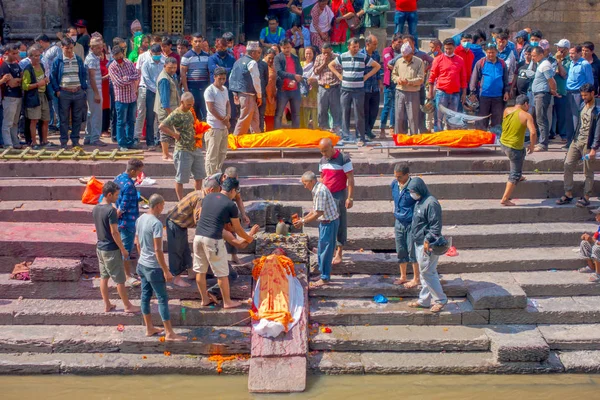 KATHMANDU, NEPAL OCTUBRE 15, 2017: Ritual religioso ardiente en el templo de Pashupatina, Kthmandu —  Fotos de Stock