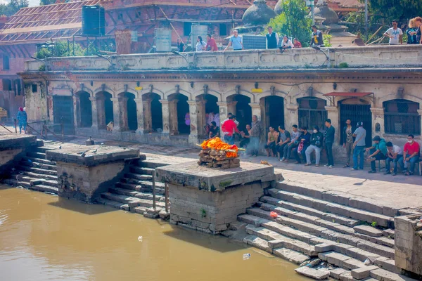 Káthmándú, Nepál 15 října 2017: Letecký pohled neznámých lidí sleduje náboženského rituálu pálení v Pashupatina chrámu, Kthmandu — Stock fotografie