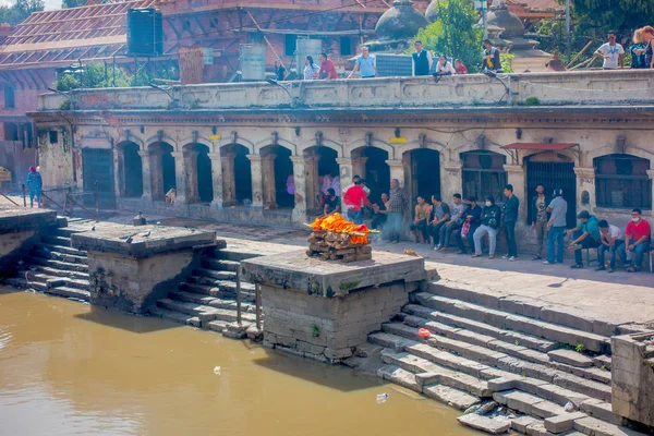 KATHMANDU, NEPAL 15 OTTOBRE 2017: Veduta aerea di persone non identificate che guardano il rituale religioso in fiamme al tempio di Pashupatina, Kthmandu — Foto Stock