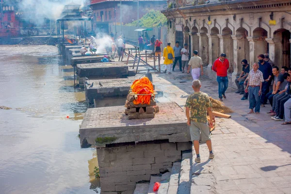 KATHMANDU, OUTUBRO NEPAL 15, 2017: Pessoas não identificadas assistindo ao ritual de queima religiosa no templo Pashupatina, Kthmandu — Fotografia de Stock