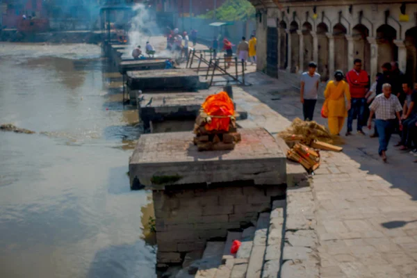 カトマンズ, ネパール 2017 年 10 月 15 日: 不明の人がココナの Pashupatina 寺院で宗教的な燃焼儀式を見て — ストック写真