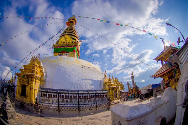 Kathmandu, Nepal, 15 oktober 2017: Ogen van de Boeddha op de Bouddhanath Stupa in Kathmandu, Nepal, vis ogen effect — Stockfoto