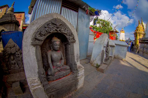 Káthmándú, Nepál 15 října 2017: Zblízka Buddha v sjetý sochařství na venku v Swayambhunath, je starověký náboženský komplex na kopci v údolí Káthmándú, Nepál, rybí oko efekt — Stock fotografie