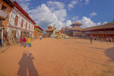 BHAKTAPUR, Nepal - 04 Kasım 2017: plaza eski ve rustik şehir Bhaktapur, Nepal'de yer tapınakları, çevreleyen içinde kimliği belirsiz insanlar balık göz etkisini
