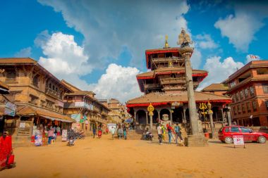 BHAKTAPUR, Nepal - 04 Kasım 2017: kimliği belirsiz kişi antik Hindu tapınağı Bhaktapur Durbar Meydanı'nda yürüyüş, burası şehir alanı için daha fazla tapınak ile