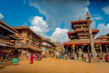 BHAKTAPUR, Nepal - 04 Kasım 2017: kimliği belirsiz kişi antik Hindu tapınağı Bhaktapur Durbar Meydanı'nda yürüyüş, burası şehir alanı için daha fazla tapınak ile