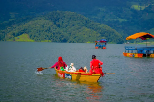 POKHARA, NEPAL - NOVEMBRO 04, 2017: Linda família desfrutando de um belo dia sobre um barco amarelo no lago Begnas em Pokhara, Nepal — Fotografia de Stock