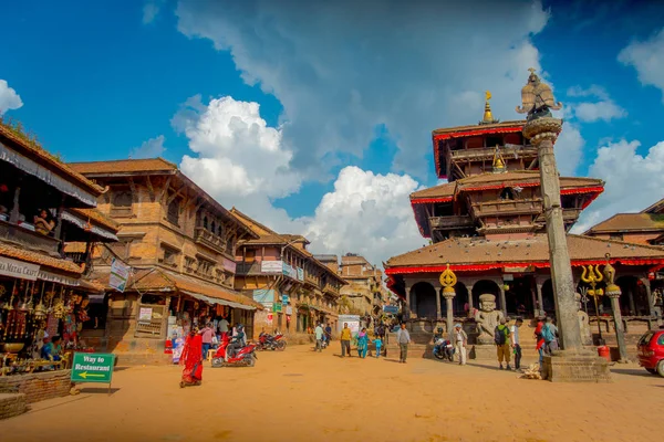 Бхактапур, Непал - 04 листопада 2017: Невідомі люди, що йдуть в стародавній індуїстський храм у урочистий площі в Бхактапур, це місто з більш храми для області — стокове фото