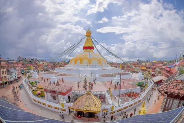 Kathmandu, Nepal, 15 oktober 2017: Een vooraanzicht van Bouddhanath Stupa bouwen in de open lucht, met een aantal gebouwen in de horizont in Kathmandu, Nepal — Stockfoto
