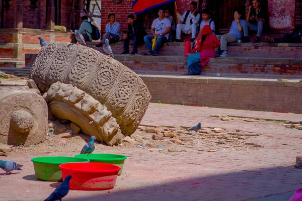 KATHMANDU, NEPAL OCTUBRE 15, 2017: Personas no identificadas sentadas en una sombra al aire libre con algunas palomas cerca de una plaza Durbar en Katmandú, capital de Nepal, efecto ojo de pez —  Fotos de Stock
