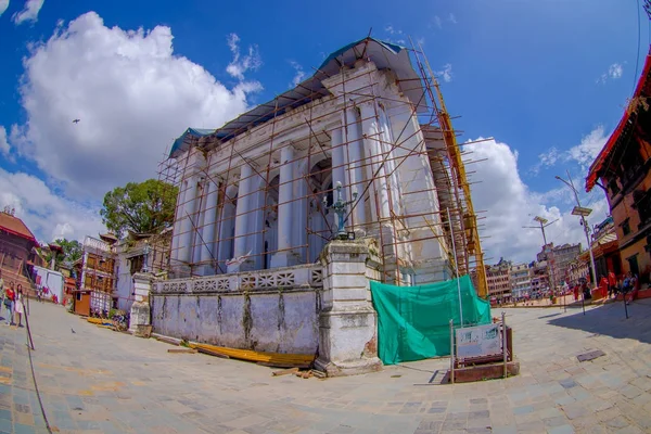 KATHMANDU, NEPAL OCTOBER 15, 2017: Huge buildings with some structures for reconstruction after the earthquake in 2015 of Durbar square in Kathmandu, capital of Nepal, in a beautiful blue sky, fish — Stock Photo, Image