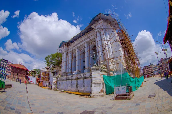 Katmandu, Nepál, 2017. október 15.: Hatalmas épületek néhány struktúrák, az újjáépítés a földrengés után 2015-ben Durbar tér-Katmandu, Nepál, a gyönyörű kék égen, egy fővárosában hal — Stock Fotó