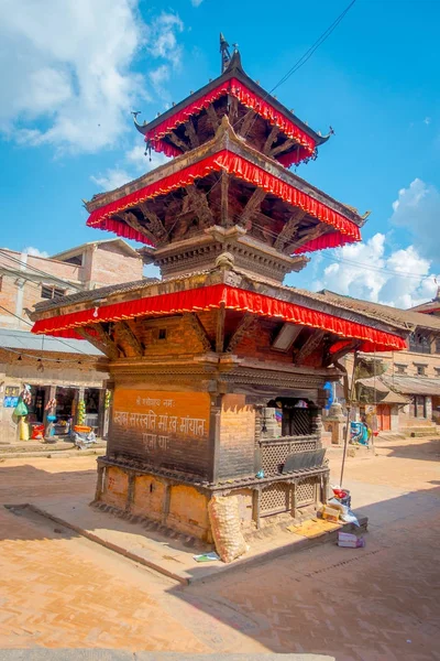 БХАКТАПУР, НЕПАЛ - 04 НОЯБРЯ 2017 года: Древний индуистский храм на площади Дурбар в Бхактапуре, это город с большим количеством храмов для области — стоковое фото