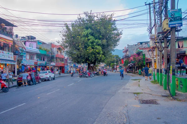 Nagarkot, nepal 11. oktober 2017: schöner blick auf dowtown mit unbekannten menschen, die in nagarkot nepal herumlaufen — Stockfoto