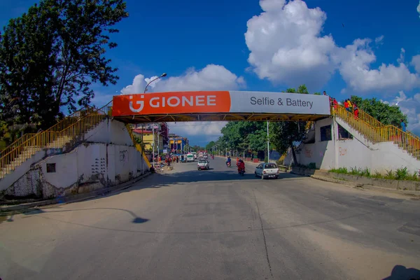 Nagarkot, nepal 11. oktober 2017: schöner blick auf dowtown mit unbekannten menschen, die mit ihren motorrädern in nagarkot nepal durch die stadt fahren, fish eye effect — Stockfoto