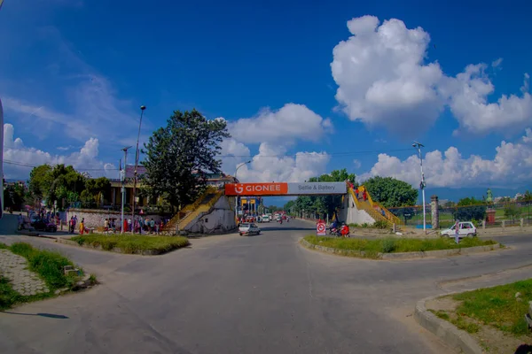 Nagarkot, Nepal, 11 oktober 2017: Prachtig uitzicht van dowtown met niet-geïdentificeerde mensen rijden hun motoren rond de stad Nagarkot Nepal — Stockfoto