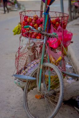 Bir bisiklet şehir, Katmandu, Nepal'in tarihi merkezinde sokakta metalik bir sepet içinde bazı elma meyve ile kapatın. Nepal en büyük şehir, tarihi merkezi, 1 nüfusu
