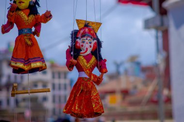 Katmandu, Nepal 15 Ekim 2017: küçük kırmızı kuklalar Durbar Meydanı Katmandu, Nepal bir mağaza yakın asılı, kapat