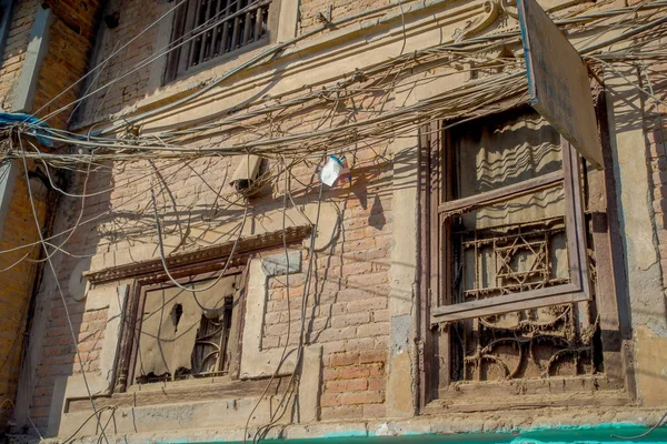 Vista al aire libre del edificio muy antiguo y dañado después del terremoto de 2015 de la plaza Durbar en Katmandú, capital de Nepal — Foto de Stock