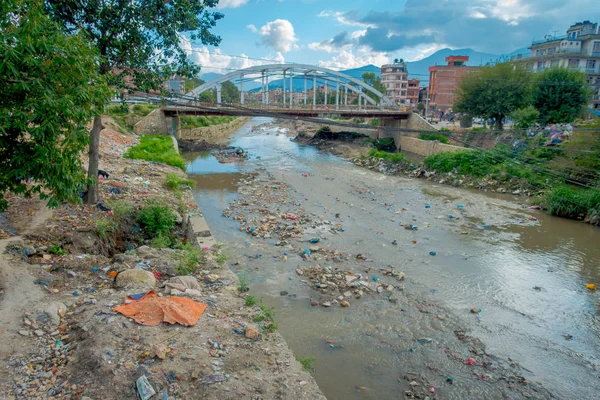 Vista exterior de la basura en un pequeño río en los suburbios de Katmandú, Nepal —  Fotos de Stock