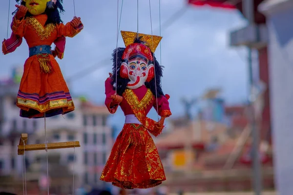 KATHMANDU, NEPAL OCTUBRE 15, 2017: Acercamiento de pequeños títeres rojos colgados en una tienda cerca de Durbar Square Katmandú, Nepal — Foto de Stock