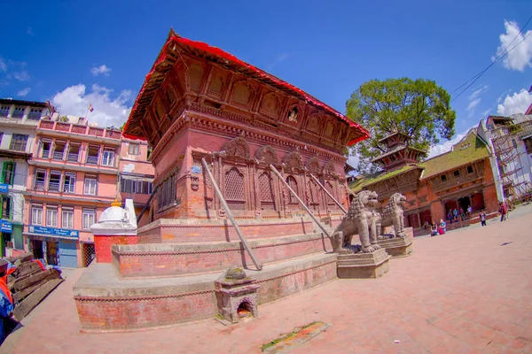 KATHMANDU, NEPAL 15 OTTOBRE 2017: Statue di leoni, all'ingresso nord del tempio indù, nella valle di Kathmandu — Foto Stock