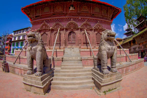 КАТХМАНДУ, 15 ОКТЯБРЯ 2017 года: Северный вход со статуями львов, Чангу Нараян, индуистский соблазн, долина Фаллу, Непал — стоковое фото