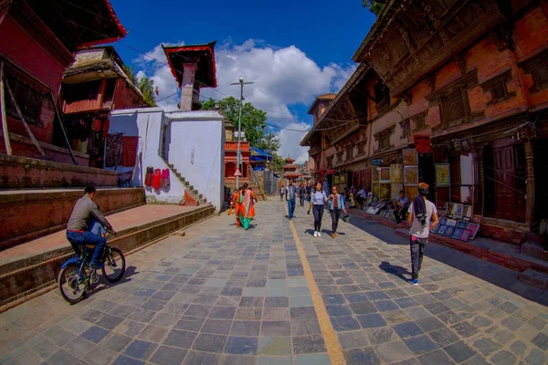Kathmandu, Nepal 15 października 2017: Niezidentyfikowanych ludzi chodzących szczęśliwy na ulicach otaczających miasto zabytków i świątyń w Dolinie Katmandu, Nepal — Zdjęcie stockowe