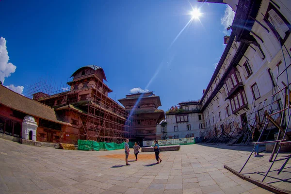 KATHMANDU, NEPAL 15 OTTOBRE 2017: Persone non identificate che camminano nel pomeriggio di piazza Durbar a Kathmandu, capitale del Nepal in un bellissimo cielo blu nella giornata di sole, effetto occhi di pesce — Foto Stock