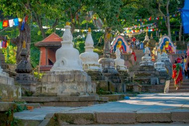 Katmandu, Nepal 15 Ekim 2017: küçük stupas dua bayrakları Swayambhu Nath Tapınağı, Katmandu, Nepal çevrili yakın yürüyüş tanımlanamayan kişi
