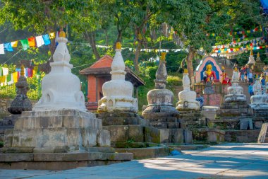 Katmandu, Nepal 15 Ekim 2017: küçük stupas dua bayrakları Swayambhu Nath Tapınağı, Katmandu, Nepal çevrili yakın yürüyüş tanımlanamayan kişi