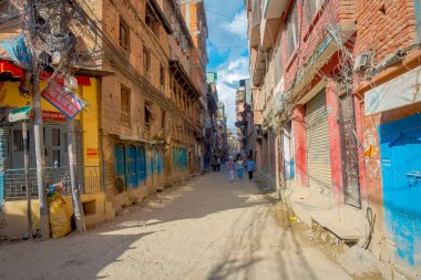 Katmandu, Nepal 15 Ekim 2017: Katmandu, Nepal şehrin tarihi merkezinin bir kil sokakta yürürken tanımlanamayan kişi