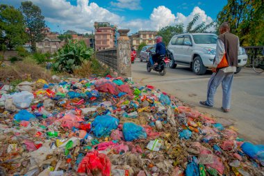 Katmandu, Nepal 15 Ekim 2017: Gıda ve yerli çöp çöp yığını. Nüfusun sadece 35 yeterli sağlık erişimi.