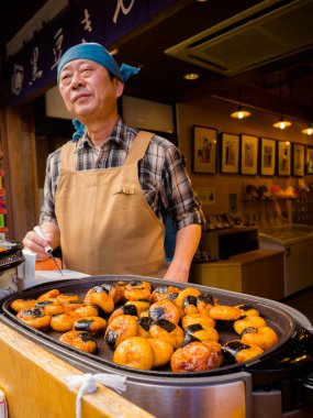 Hakone, Japonya - 02 Temmuz 2017: yemek yemek Street, kimliği belirsiz Japon adam dayanan nereye insanlar-ebilmek almak lezzetli spesiyaliteleri, loctaed Kyoto mobil gıda tezgahı