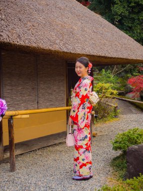 Hakone, Japonya - 02 Temmuz 2017: kamera için poz ve Kyoto kenti zevk kimliği belirsiz bir kadın
