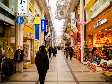 Osaka, Japonya - 18 Temmuz 2017: piyasada Dükkanı Japonya'nın Osaka Osaka alışveriş ve ziyaret deniz ürünleri fiyatları kimliği belirsiz insanlar. Pazar yerleri Osaka'da popüler olduğunu