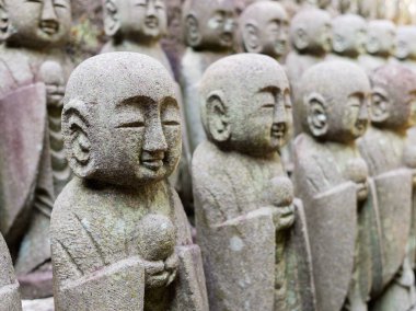 Niseko, Japonya Haziran 28-2017: Stoned smalll üst üste Niseko, Japonya'da bulunan Buda heykelleri
