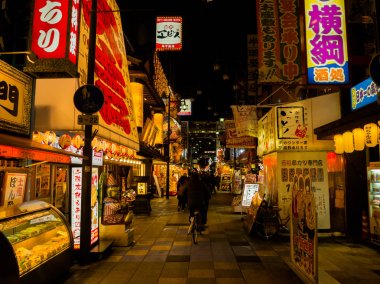 Osaka, Japonya - 18 Temmuz 2017: Yaz sezonunda gece Osaka cityscape Osaka Dowtown görünümünü