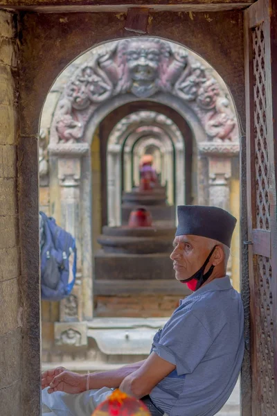 KATHMANDU, NEPAL 10 OCTOBRE 2017 : Un homme non identifié assis dans une fenêtre d'un temple à Katmandou — Photo