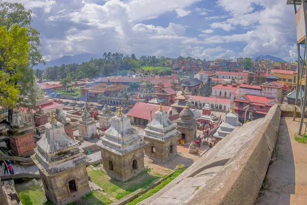 KATHMANDU, NEPAL OCTUBRE 15, 2017: Hermoso paisaje con algunos edificios donde ocurre el ritual religioso ardiente en el templo de Pashupatina, en Kthmandu Nepal, efecto ojo de pez —  Fotos de Stock