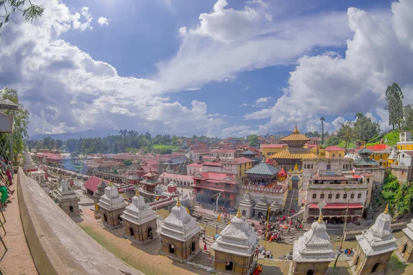 加德满都, 尼泊尔 2017年10月15日: 美丽的景观与一些建筑物的宗教燃烧仪式在 Pashupatina 寺发生, 在 Kthmandu 尼泊尔, 鱼眼效果 — 图库照片